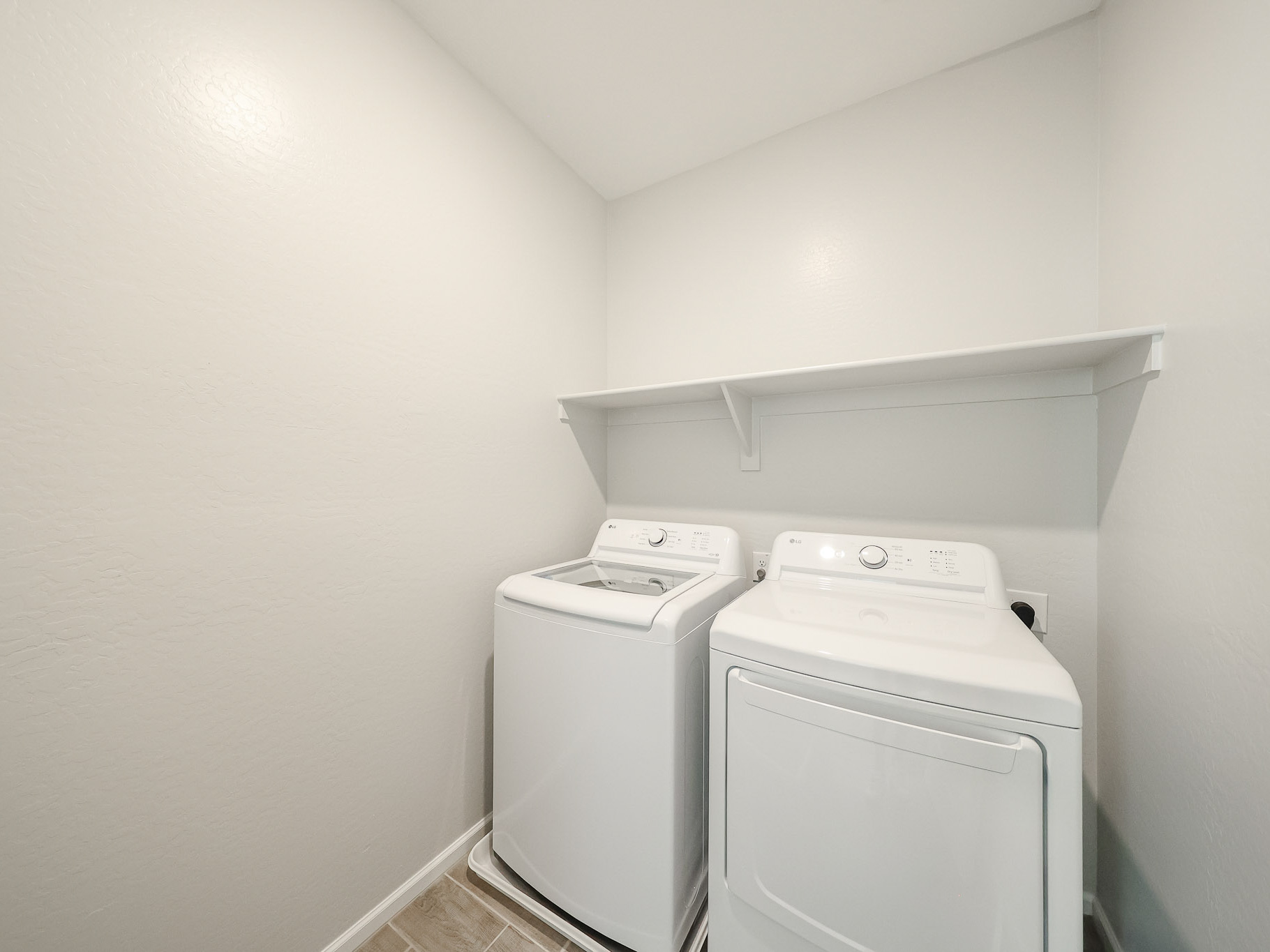 A washing machine in a room.