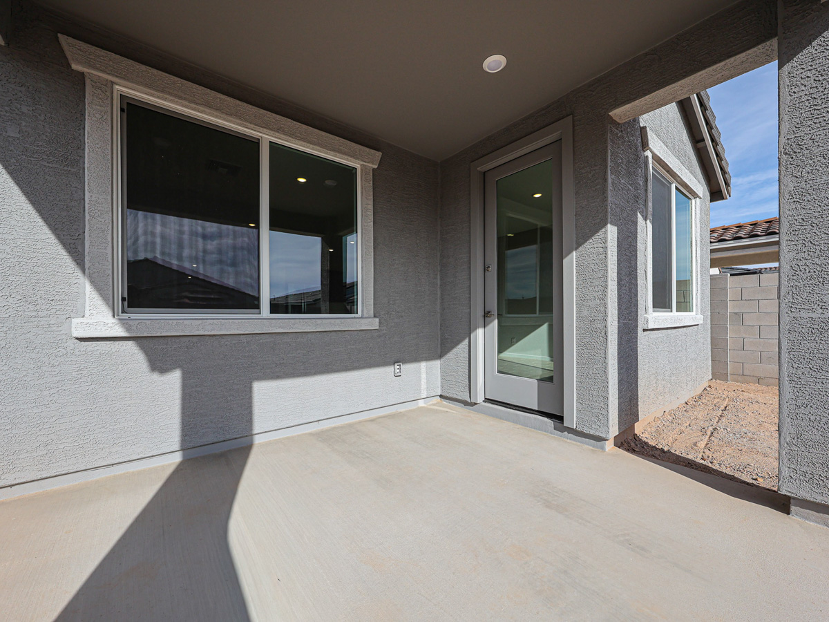 A room with a window and a rug in it.