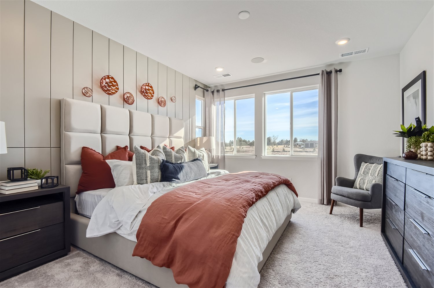 A bedroom with a large bed.